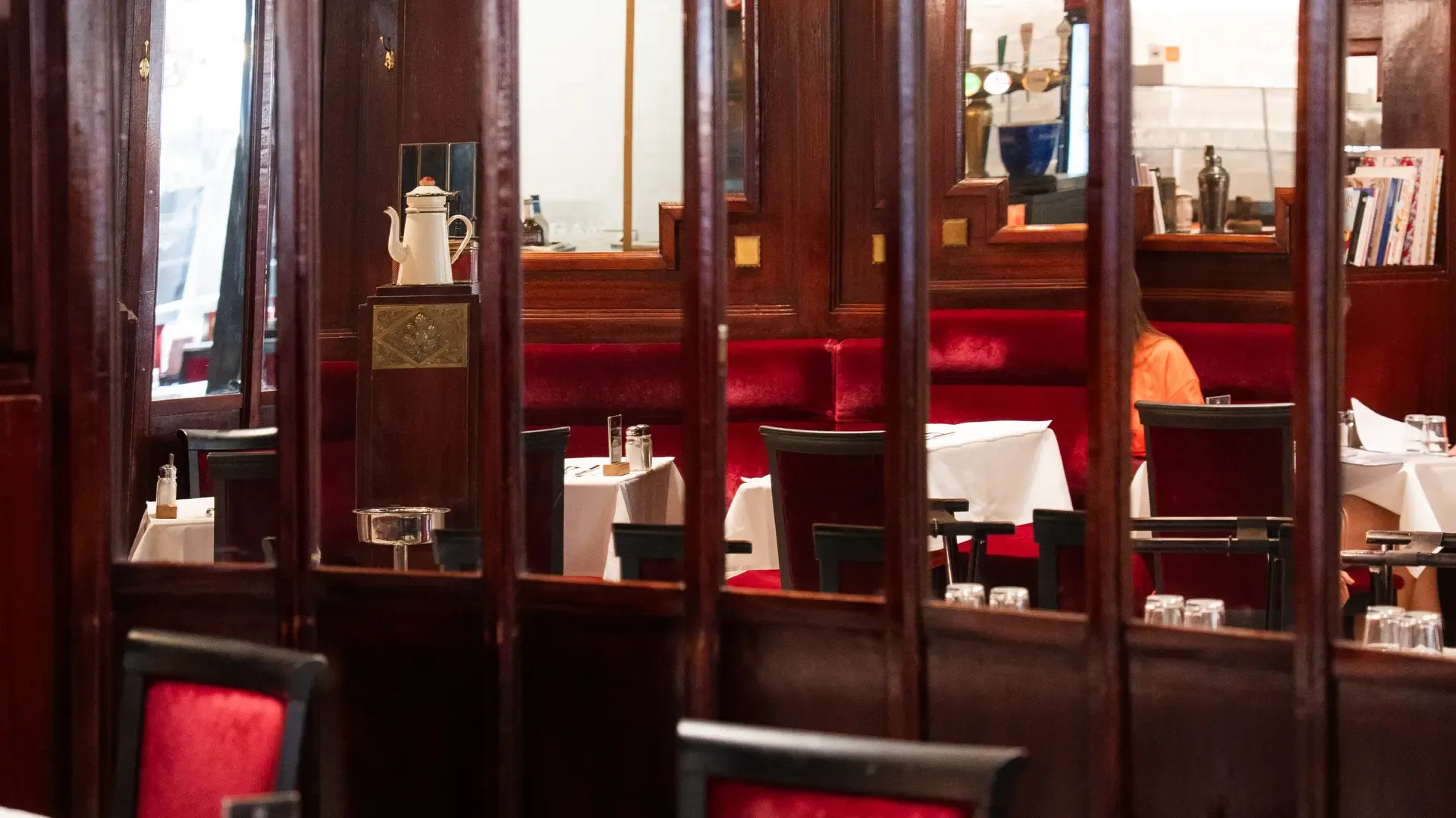 Boiseries et vue sur les tables et les banquettes rouges du Bouillon Rihour. Crédit Bouillon Rihour, fiche officielle du restaurant sur Lille Tourisme.