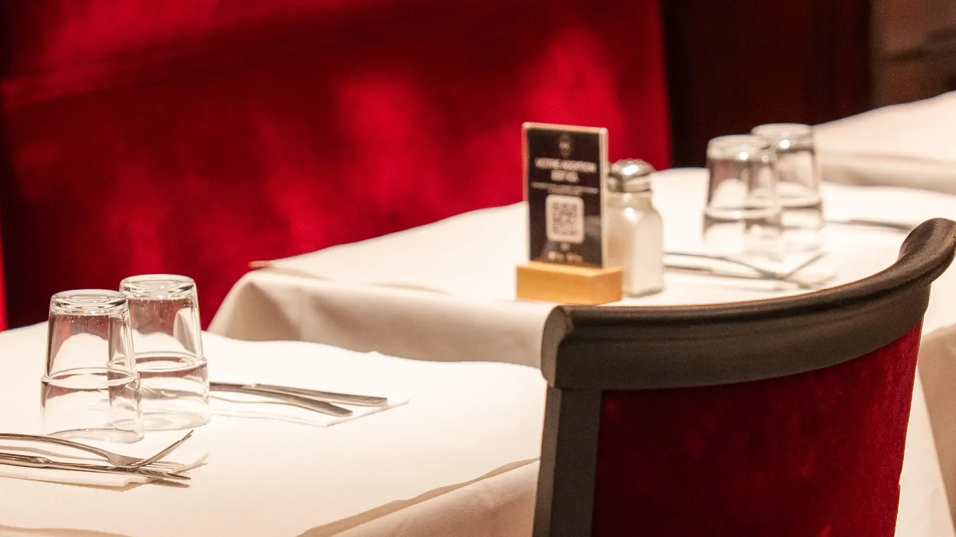 Détail des tables dressées du Bouillon Rihour, nappes blanches et banquettes rouges, sans plats. Crédit Bouillon Rihour, fiche officielle du restaurant sur Lille Tourisme.